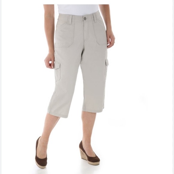 Riders by Lee Women's Brianna Cargo Capri Pants Size 10.  Tan color 18.5 inseam - Picture 2 of 7